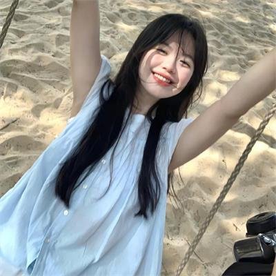 与一位女士合影